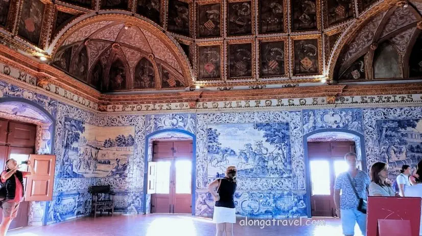 Blue tiles with hunting scenes and a brown round Mudejar ceiling