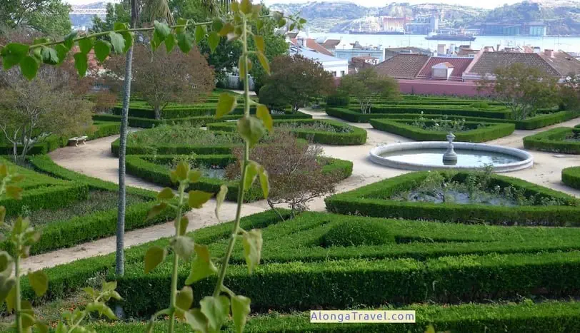 Carefully trimmed bushes with a pretty old ⛲at Ajuda Botanical Garden and overlook of the river
