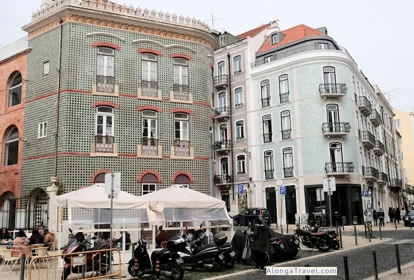 White decorative cornices on a Pombaline building, covered with green patterned azulejos