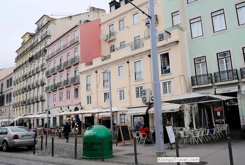 A row of bright differently colored but uniformly looking Pombaline buildings