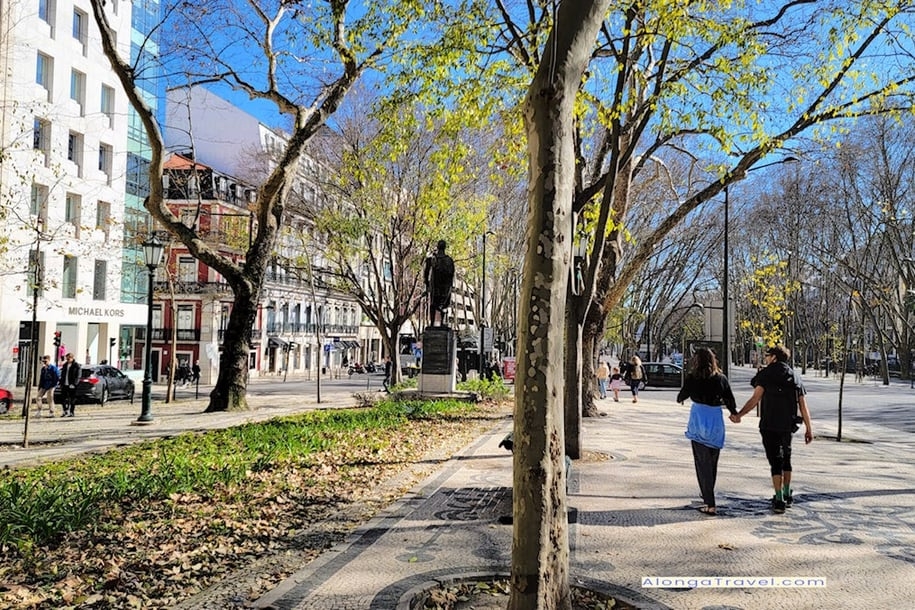 2 People enjoying beautiful gardens on Avenida de Liberdade, adjusted to Parque Mayer
