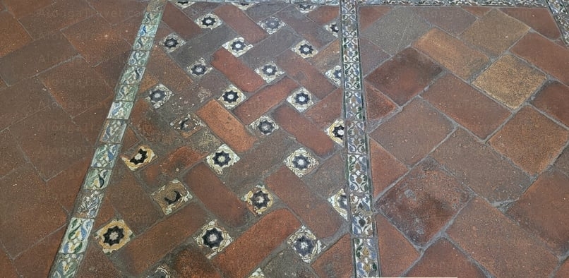 Mudejar tyles on the floor of the Synagogue Maria Blanco